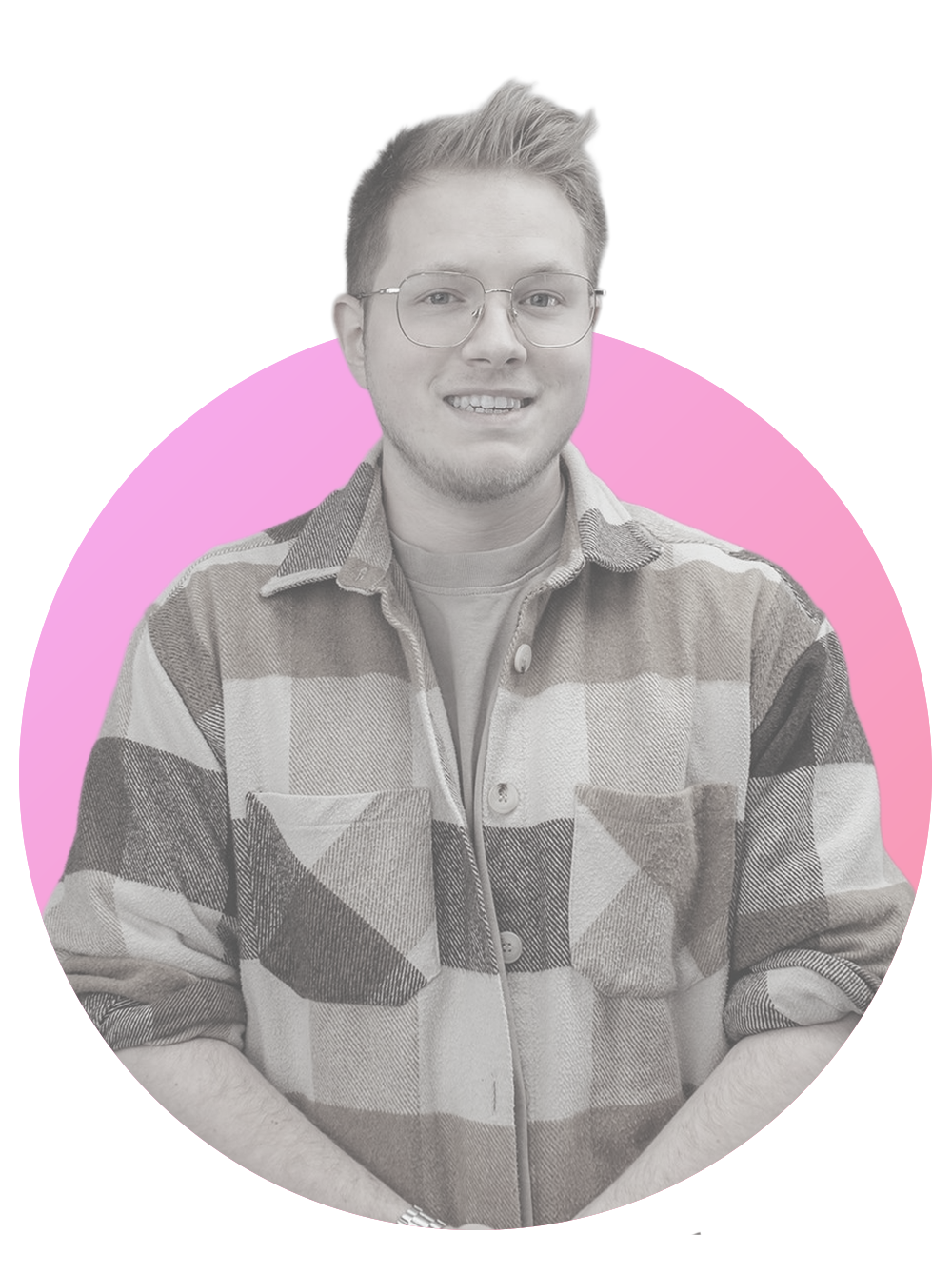 Mirco Golchert Grafikdesigner aus Essen Mirco Golchert • Grafikdesigner aus Essen, lächelndes Portraitfoto mit pinkem Hintergrund