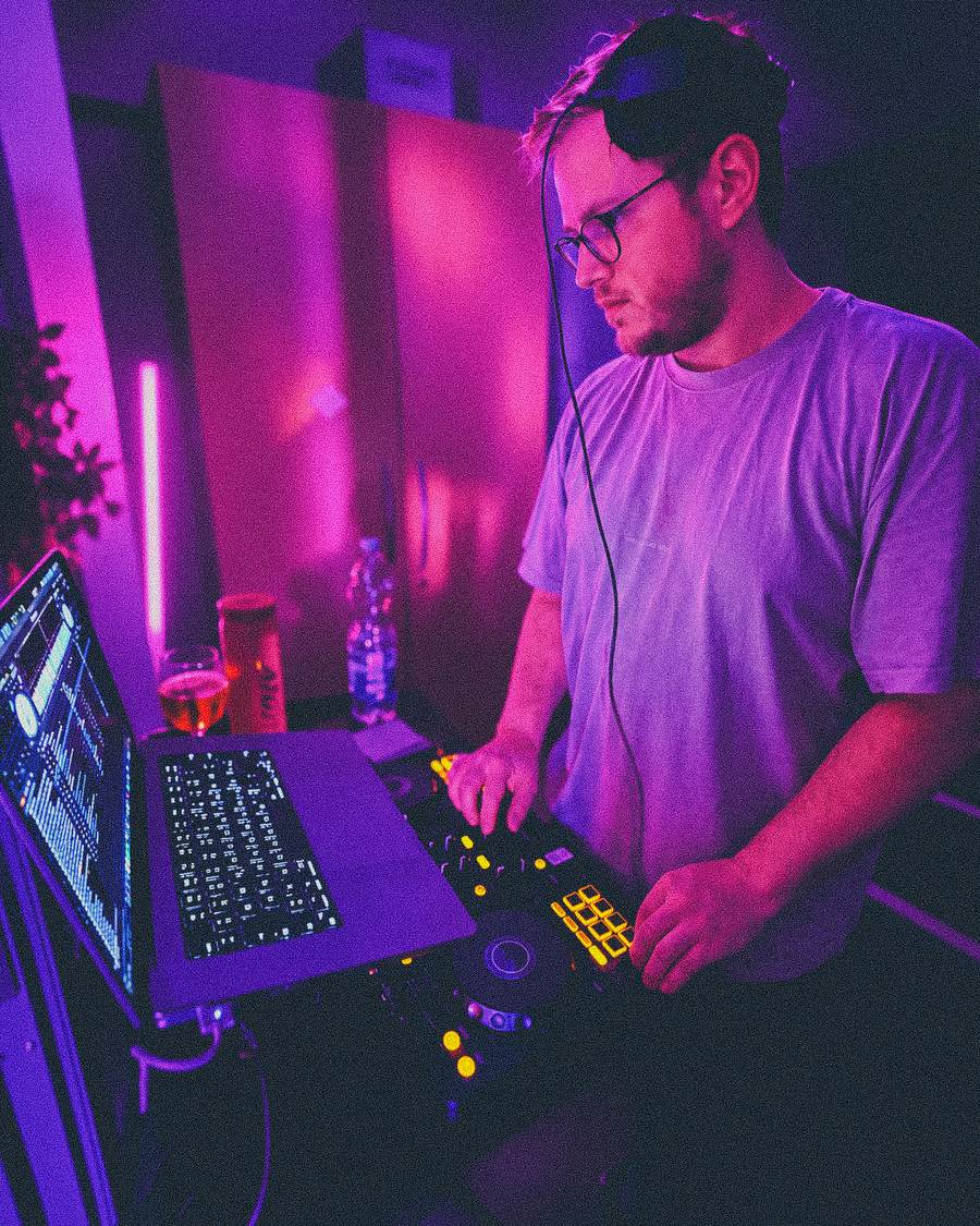 DJ MRCØ am Controller DJ MRCØ alias Mirco Golchert legt bei einer Feier in Essen am Controller auf