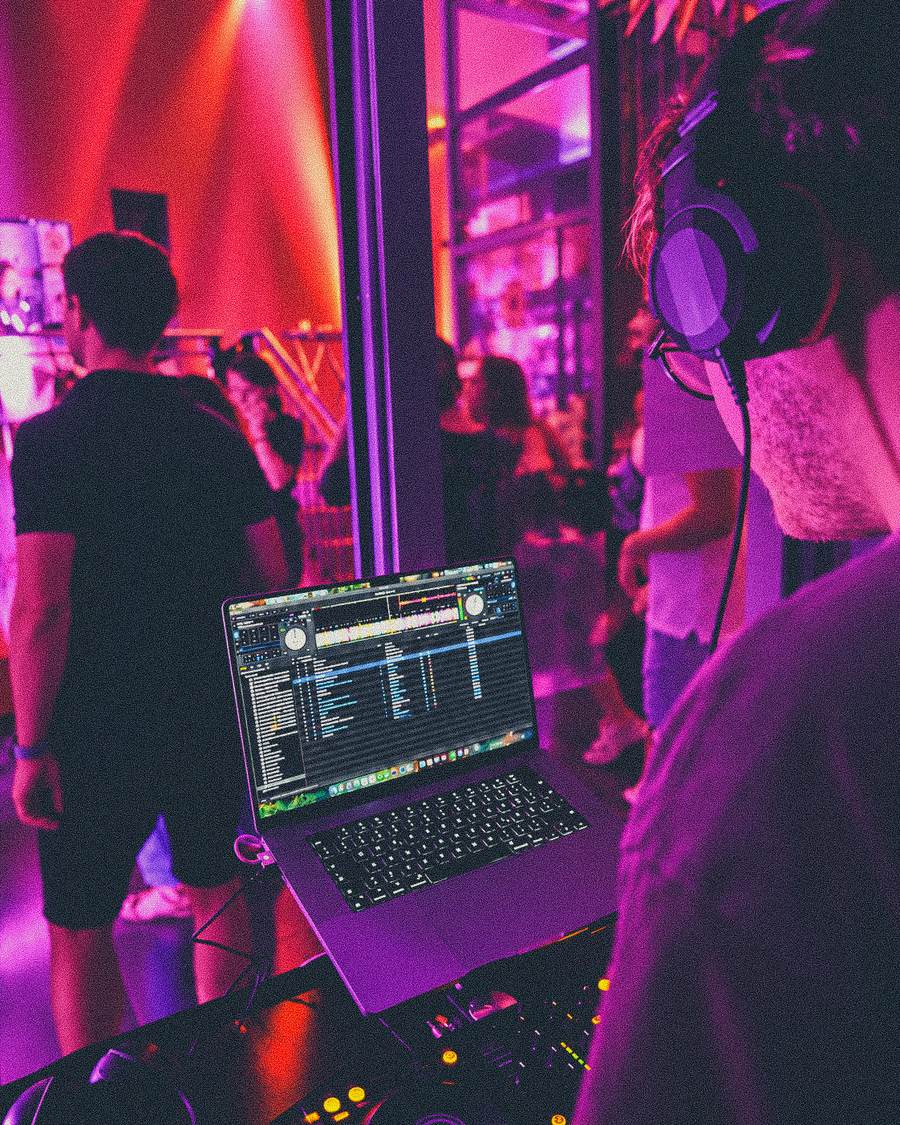 Party mit DJ MRCØ Blick vom DJ-Pult auf die Tanzfläche einer Feier mit DJ MRCØ im Ruhrgebiet
